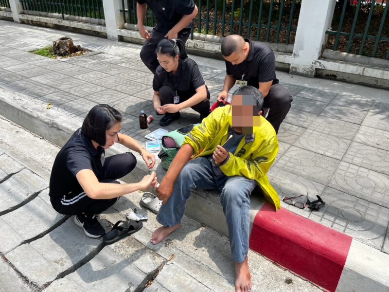 ปทุมธานี – ผอ.สนร.นทพ. นำกำลังพลลุยช่วย 2 อุบัติเหตุซ้อนหน้าหน่วย เร่งปฐมพยาบาล ประสานกู้ภัยส่งโรงพยาบาลทันท่วงที