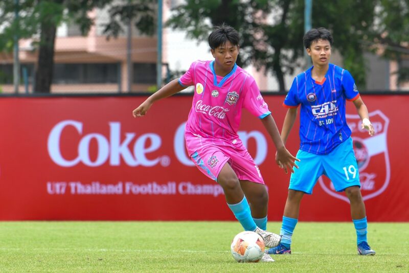 “พุทธิรังสีพิบูล” ฟอร์มโหด เปิดหัว “โค้กคัพ U17” ถล่ม หัวถนนวิทยา 6-1 , “หมอนทอง” เฉือน สายมิตรกบินทร์ 2-1 ทะลุรอบ 16 ทีม โซนภาคตะวันออก
