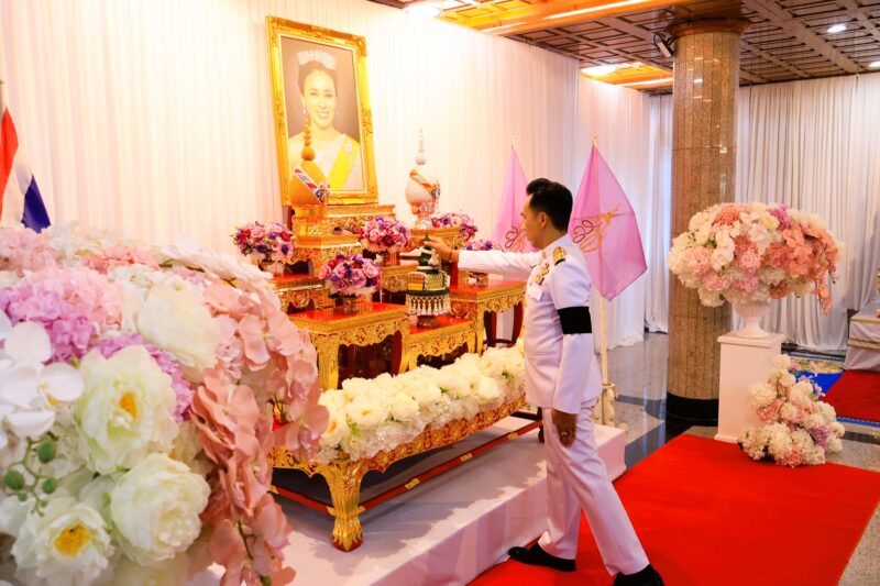 ลพบุรี – ผู้ว่าฯ นำข้าราชการและพสกนิกร ประกอบพิธี เจริญพระพุทธมนต์ ทำบุญตักบาตร ถวายเป็นพระราชกุศล เนื่องในพระราชพิธี เฉลิมพระชนม์พรรษา 4 รอบสมเด็จพระนางเจ้าฯ พระบรมราชินี