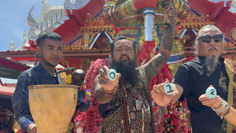 อ่างทอง – ท้าวเวสสุวรรณอาจารย์ต้นตรีศูลอาจารย์เอ๋พัทยาอาจารย์แมนและอาจารย์ตุ๊กได้เดินทางมาขอตัวเลขเสี่ยงทายท้าวเวสสุวรรณ ให้กับแฟนคลับ ครั้งนี้ได้ตัวเลข 012 ไปเสี่ยงดวง