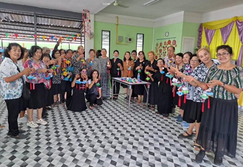 “นายกน้ำพุ” ห่วงใยผู้สูงอายุจัดกิจกรรมสร้างสรรค์เสริมทักษะอาชีพ ประดิษฐ์โคมไฟจากฝาขวดน้ำ สร้างคุณค่าและรายได้สู่ชุมชน