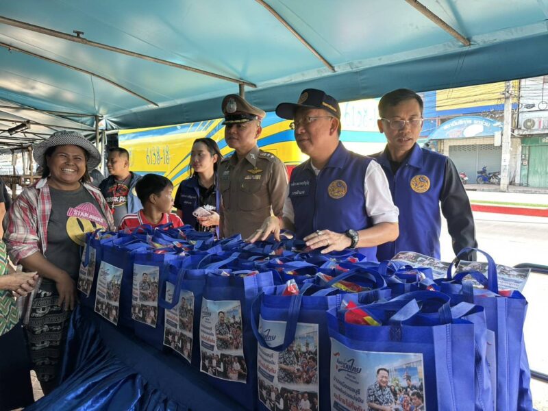 ชลบุรีเดินหน้า “ไทยช่วยไทย” แจกข้าวสาร-ปลากระป๋อง บรรเทาภัยพลังงาน ลดภาระค่าครองชีพประชาชน