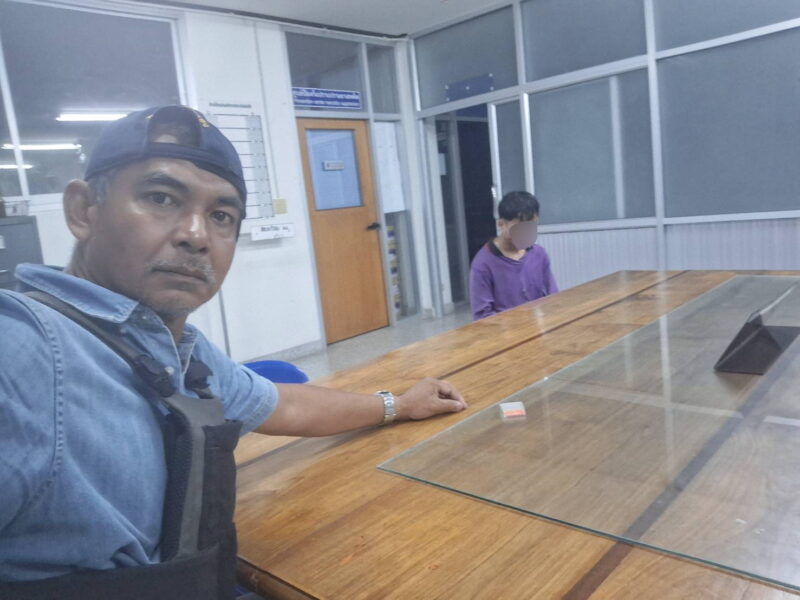 พังงา-ตำรวจตะกั่วทุ่งร่วมกับผู้ใหญ่บ้านดักรวบหนุ่มพังงาพร้อมของกลางยาบ้า 12 เม็ด ตรวจปัสสาวะพบสารเสพติด