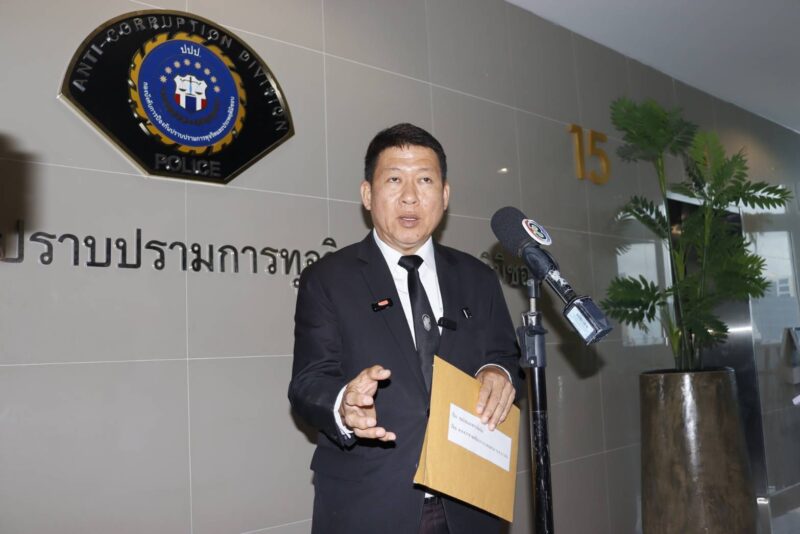 หอบหลักฐานแจ้งจับ “อดีตอธิบดีอัยการ” พฤติกรรมฉาว หิ้วเงินสด 400,000 บาท วิ่งเต้นสินบน หวังเคลียร์คดีทุจริต แสบ!แอบอ้างชื่อ “บิ๊กเต่า-ผู้การแป๊ะ”