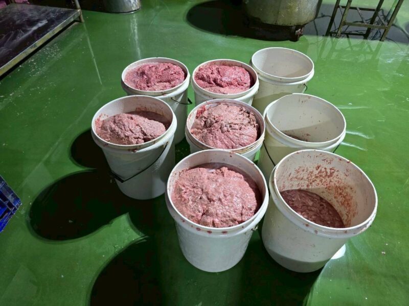 ทลายโรงงานเถื่อนผลิตหมูยอ-ลูกชิ้นส่งขายทั่วประเทศ ยึดของกลางกว่า 7 ล้าน