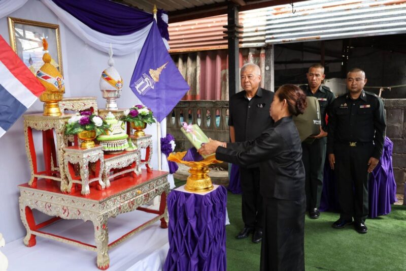 ร้อยเอ็ด มูลนิธิชัยพัฒนา จัดพิธีมอบสิ่งของพระราชทาน แก่ครอบครัวทหารที่บาดเจ็บและเสียชีวิต จากเหตุการณ์ความไม่สงบบริเวณชายแดนไทย-กัมพูชา ในจังหวัดร้อยเอ็ด