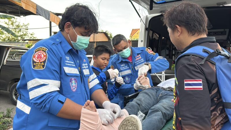 เกิดเหตุระทึก เมื่อชายหนุ่มรายหนึ่งพยายามเดินตัดข้ามสะพานรถไฟหลังออกจากบ้านแฟนสาว เพื่อไปกดเงินจากตู้ ATM แต่กลับต้องเผชิญหน้ากับขบวนรถไฟที่วิ่งมาด้วยความเร็วในระยะกระชั้นชิด ด้วยความตกใจสุดขีดจึงตัดสินใจกระโดดหลบหนีจนพลัดตกจากสะพานสูงลงสู่พื้นเบื้องล่าง ส่งผลให้แขนและขาหัก บาดเจ็บสาหัสนอนร้องด้วยความเจ็บปวด ชาวบ้านพบเห็นแจ้งเจ้าหน้าที่กู้ภัยเร่งเข้าให้การช่วยเหลือปฐมพยาบาลและนำส่งโรงพยาบาลหาดใหญ่อย่างเร่งด่วน