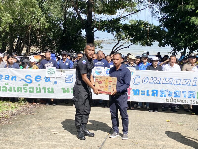 ตราด อบต.ไม้รูดร่วมกับมูลนิธิเพื่อการพัฒนาที่ยั่งยืน จัดกิจกรรมจัดเก็บขยะสถานที่ท่องเที่ยวชายหาดสองสี ต.ไม้รูด อ.คลองใหญ่ จ.ตราด