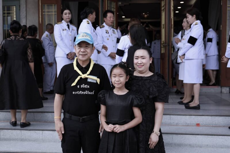 ผู้ว่าฯ ชลบุรี นำทีมจิตอาสาพระราชทาน หลอมรวมใจบริการประชาชน ในพิธีถวายน้ำสรงพระศพเบื้องหน้าพระรูป
