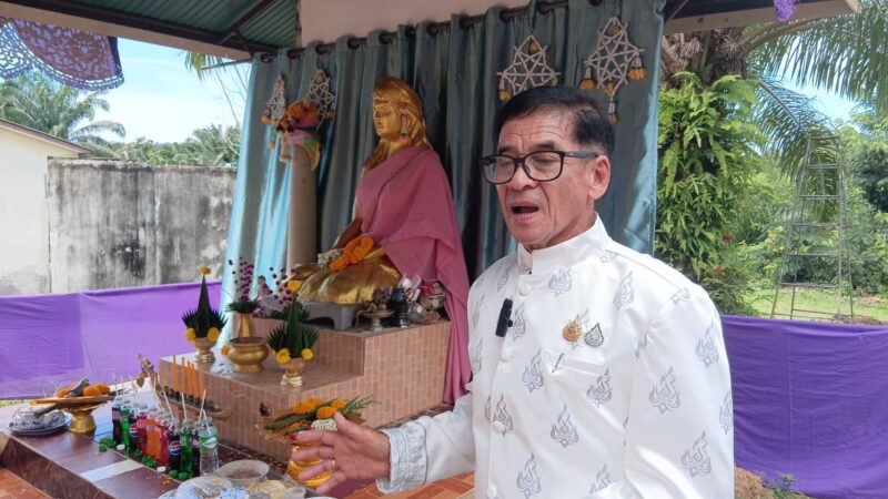 ​ชุมพร-ฮือฮาทั้งประเทศ! เปิดตำนานลี้ลับ “เจ้าแม่ร้านตัดผม” คอหวยแห่ร่วมพิธีบวงสรวงใหญ่-เผยเลขเด็ดลุ้นรวย!