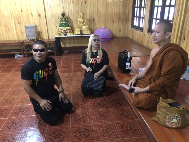 ร้อยเอ็ด!!!!!!! พระอธิการประทุม อุปโล เจอาอาวาสวัดเขาตานก คุณดอม อุทัยวัฒน์ คุณคณิศร คำพันธ์ คุณจำนงค์ หาญปราบ ชาวตำบลเขาบายศรี อ.ท่าใหม่ จ.จันทบุรี ตลอดจนผู้มีจิตศรัทธาร่วมกันบริจาคผลไม้ นำผ้าป่าผลไม้ เช่น ทุเรียน มังคุด ลองกอง เงาะ กระท้อน สละ มาทอดถวายให้กับพระภิกษุสงฆ์ และแจกจ่ายให้กับชาวบ้านที่มาร่วมงานกันอย่างล้นหลาม