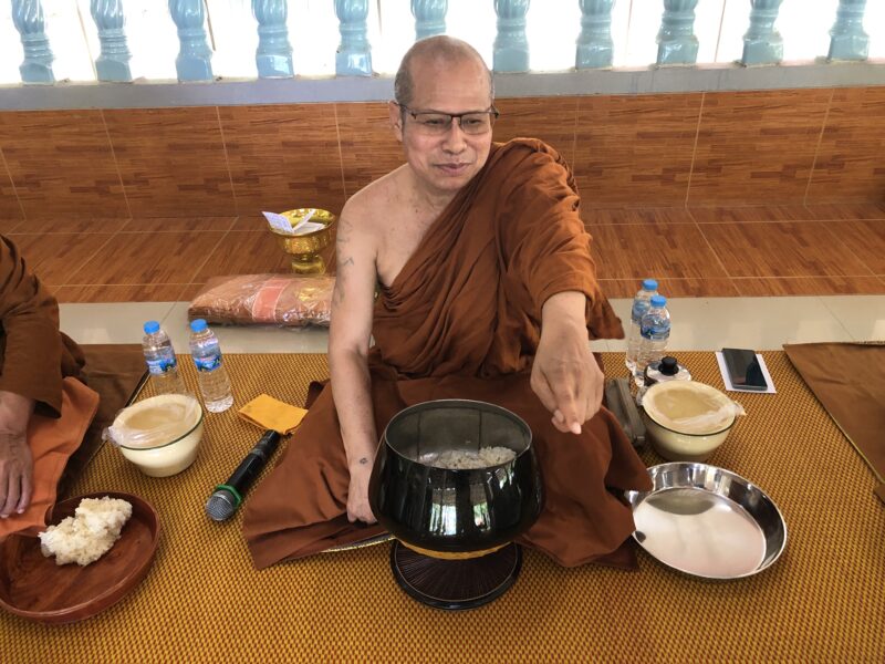 พระครูจันทรปภากรณ์ เจ้าอาวาสวัดป่าจิก ทำบุญตักบาตร เพื่ออุทิศส่วนกุศลผลบุญให้กับ ยายอ่อน เยาวกรณ์ มารดาผู้ให้กำเนิดที่ล่วงลับดับขันธ์ไปแล้ว