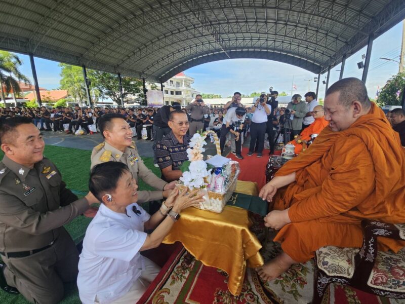 เดินหน้าโครงการ “อิ่มท้อง ปันสุข” มอบชุดยังชีพช่วยเหลือประชาชน 1,200 คน ณ อบต.คลองขลุง ถวายเป็นพระราชกุศลฯ