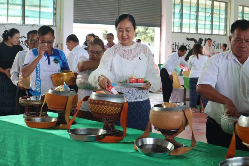 พิธีทำบุญตักบาตร เนื่องในวันสถาปนาโรงเรียนอนุบาลเทศบาลตำบลดงเย็น ประจำปีการศึกษา 2569