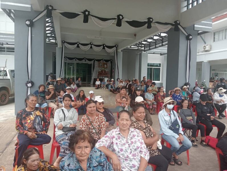ชุมพร-ชาวบ้านรวมตัวแน่น! แกนนำพร้อมประชาชนจำนวนมาก เดินทางมารอฟังคำชี้แจงและแนวทางแก้ปัญหาน้ำประปา รวมถึงกรณีการเรียกเก็บค่าน้ำย้อนหลังนานกว่า 10 ปี หลังหลายครัวเรือนได้รับผลกระทบอย่างหนัก 🚰⚠️