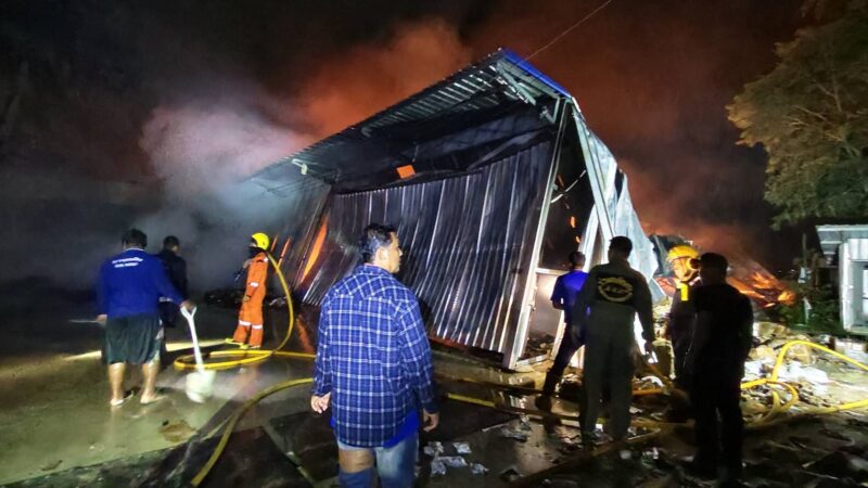ปทุมธานีไฟไหม้โกดังกระจายสินค้าวอดกว่า2ไร่เสียหายหลายล้าน