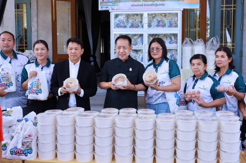 “ผู้ว่าฯ นริศ ชลบุรี” นายกวินัย พี่ฟาง ร้านอาหารทะเลส่งออก อ่างศิลา ร่วมกันแบ่งปันเติมเสบียงใส่ “ตู้ปันสุข” ส่งต่อความห่วงใยให้พี่น้องประชาชน