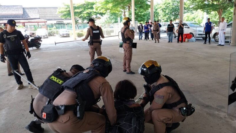 ปทุมธานี ลาดหลุมแก้วซ้อมแผนเสมือนจริง สยบชายจิตเวชคลั่งพกอาวุธไล่ทำร้ายประชาชนในวัด