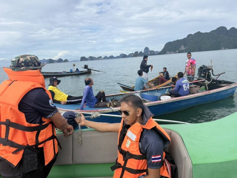 พังงา-ปฏิบัติการค้นหา 3 ผู้สูญหาย เหตุเรือท้องแบนจมกลางทะเลอ่าวพังงา ระดมทุกภาคส่วน-ชาวประมงร่วมค้นหา