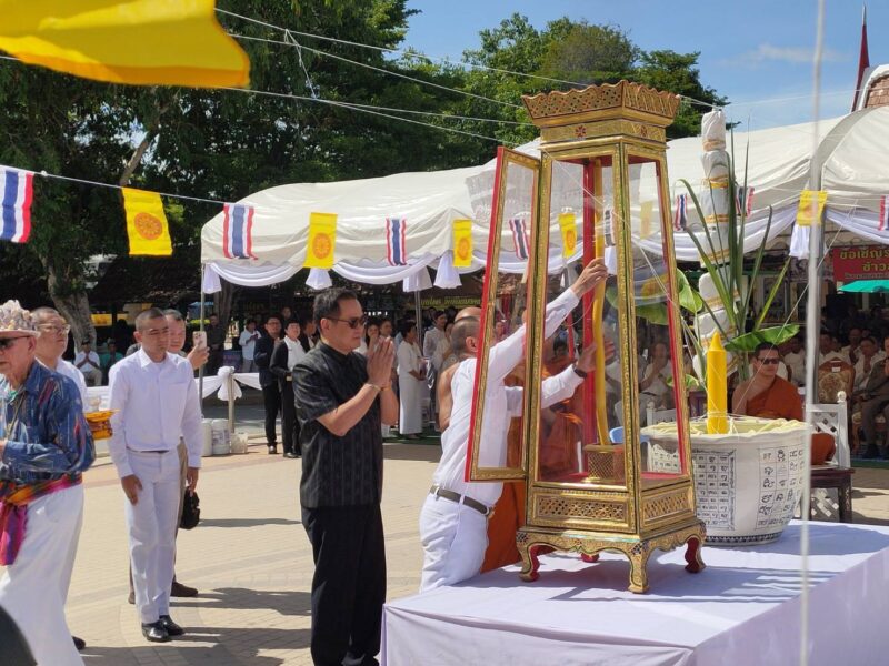 นายกฯ นำพิธีพุทธาภิเษกเหรียญหลวงพ่อทวด “ปลอดโรค ปลอดภัย” วัดห้วยมงคล หัวหิน เสริมสิริมงคล-ระดมทุนพัฒนาสถานีอนามัยทั่วประเทศ
