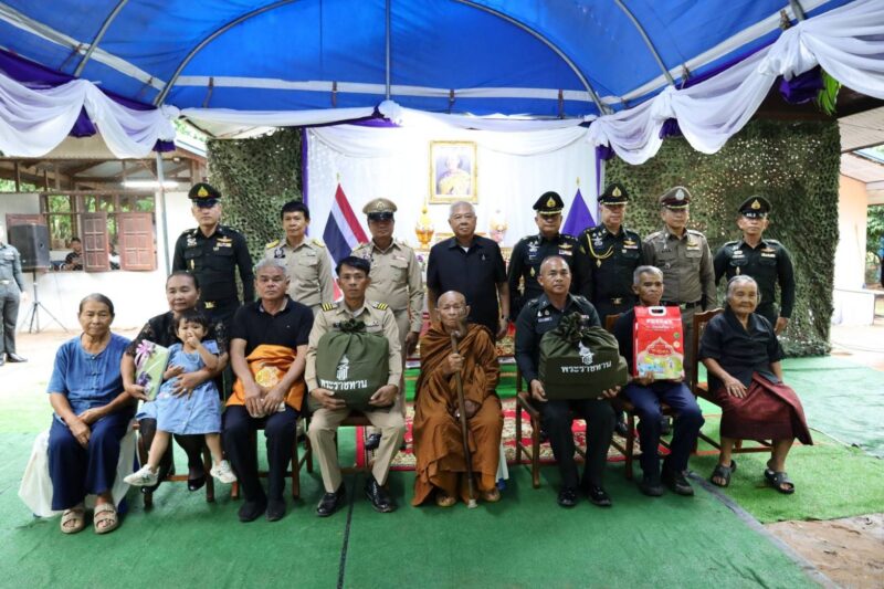 ร้อยเอ็ด – รับมอบสิ่งของพระราชทานแก่ครอบครัวทหารผู้บาดเจ็บและเสียชีวิตจากเหตุการณ์ชายแดนไทย–กัมพูชา