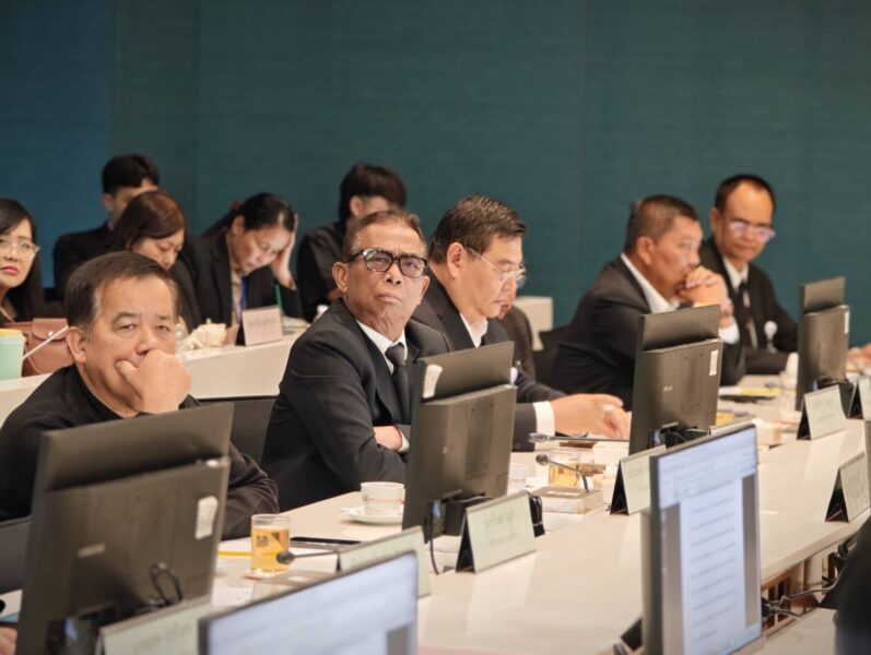 สองกมธ. วุฒิสภา “ทรัพยากร-กฎหมาย” ร่วมสางปมโรงโม่หินปิดทางสาธารณะที่ปากช่อง ด้านเอกชนหอบเอกสารแจง พร้อมท้าลงพื้นที่พิสูจน์ความจริง “ชีวะภาพ” แนะทำความเข้าใจชาวบ้าน ย้ำให้ความเป็นธรรมทุกฝ่าย ขณะที่ “พล.ต.ท.บุญจันทร์” จ่อขนทัพ ส.ว. ลุยตรวจสอบต้นเดือน ก.ค.นี้