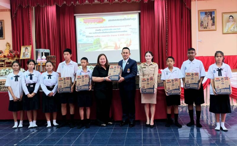 สภาสังคมสงเคราะห์แห่งประเทศไทย ร่วมมูลนิธิมิราเคิลออฟไลฟ์ และ องค์การส่งเสริมโคนมแห่งประเทศไทย (ไทย-เดนมาร์ค) จัดมอบทุนการศึกษาพร้อมสนับสนุนอาหารและเครื่องบำรุงกำลังให้กับนักเรียนและนักฟุตบอลของโรงเรียนอุบลรัตนราชกัญญาราชวิทยาลัยจังหวัดนครปฐม