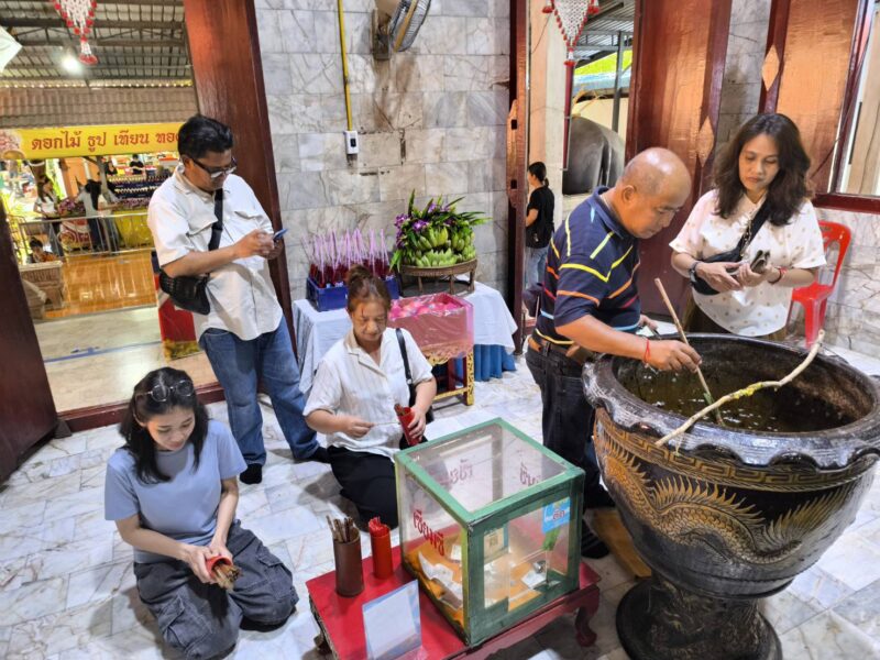 นครนายก – นักท่องเที่ยวส่องเลขเด็ดอ่างน้ำมนต์วัดหลวงพ่อปากแดง พร้อมขอพร โชคลาภ ธุรกิจ หน้าที่การงาน ใกล้วันหวยออก