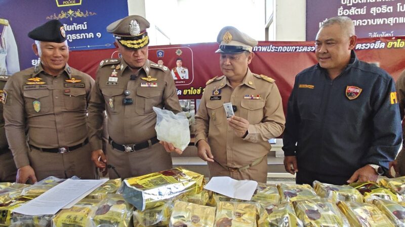 ปทุมธานี – ผบช.ภ.1พร้อมผวจ.แถลงข่าวรวบ 2 ผู้ต้องหาอินเดียยึดไอซ์200กิโลเตรียมส่งออกประเทศที่สาม