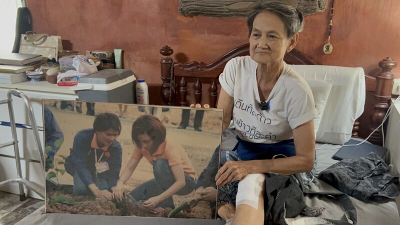 อ่างทอง เปิดใจทั้งน้ำตาอดีตผู้ใหญ่จอยวัย72ปีบุคคลที่เคยเฝ้ารับเสด็จและถวายงานพระองค์ภา เล่าถึงความจงรักภักดีและถวายงานรับใช้ในโครงการสำคัญในพระราชดำริ ที่น้อมนำปรัชญาเศรษฐกิจพอเพียงมาฝึกอาชีพและสร้างรายได้ ให้ชาวบ้านและผู้ต้องขัง