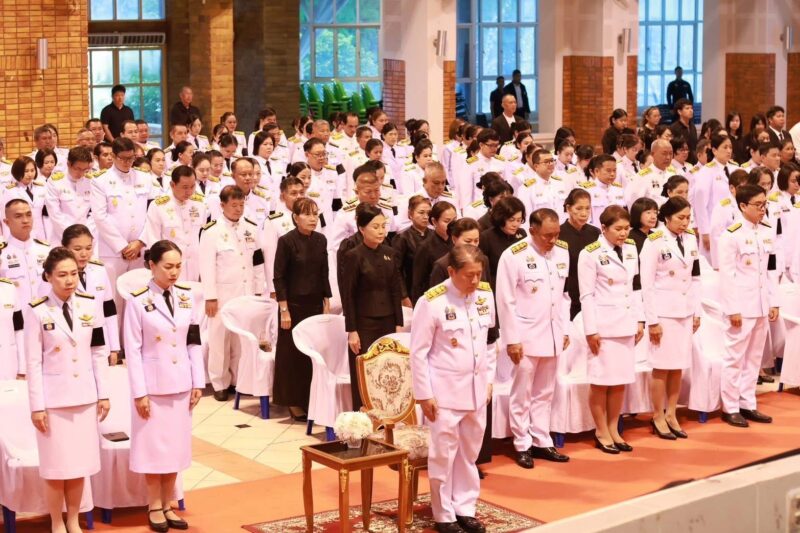 จ.จันทบุรี – พสกนิกรจังหวัดจันทบุรี ร่วมถวายน้ำสรงพระศพเบื้องหน้าพระรูปสมเด็จพระเจ้าลูกเธอ เจ้าฟ้าพัชรกิติยาภาฯ ท่ามกลางความเศร้าโศกและอาลัยยิ่ง