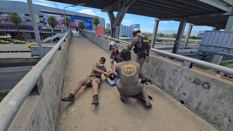 ปทุมธานี – แห่ชื่นชมตร.ฮีโร่คลานชาร์จหนุ่มเครียดหวังโดดสะพานลอยเมเจอร์รังสิต