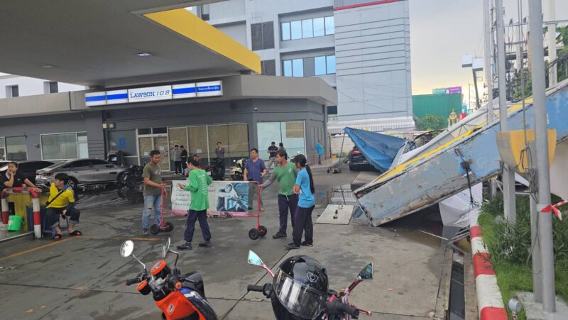 พายุถล่มป้ายปั้มน้ำมันขนาดใหญ่ล้มทับรถกะบะตู้ทึบโชคดียายหลานรอดตายหวุดหวิดย่านพระประแดง