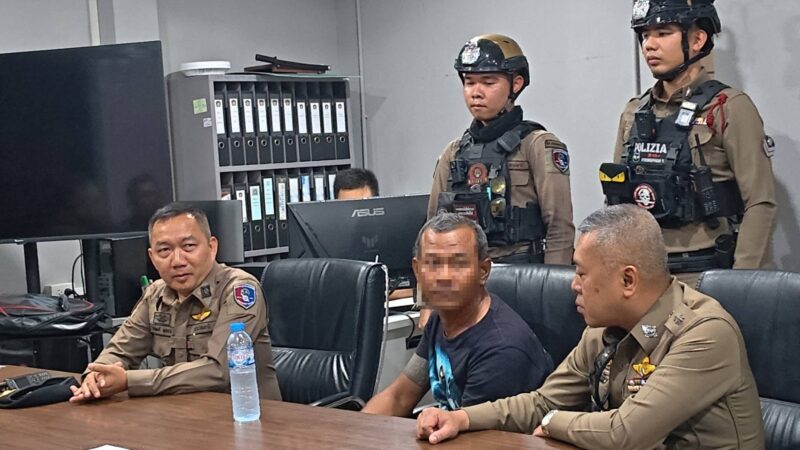 ปทุมธานี – รปภ.ฉุนถูกทวงค่ายำลูกชิ้น ควงมีดฟันคอแม่ค้าสาหัส