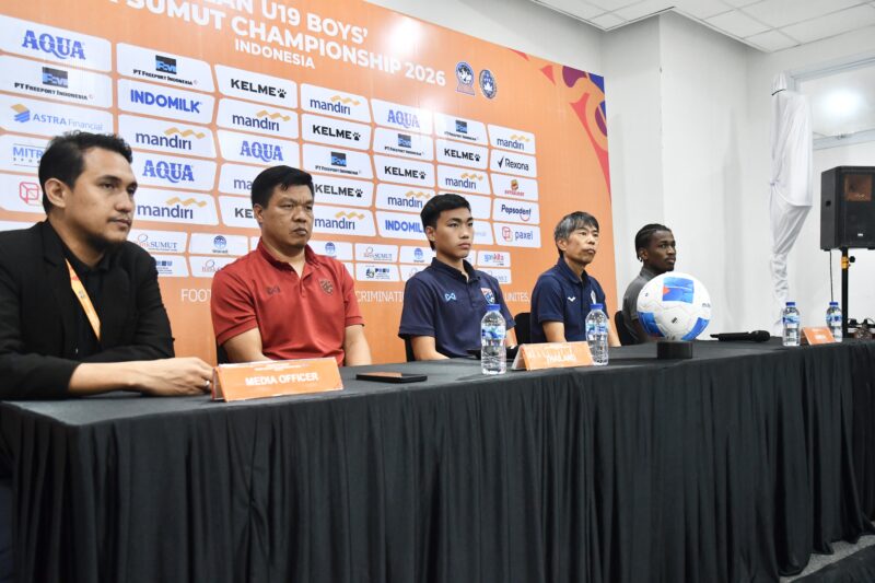 “จักรพันธ์ ปั่นปี” และ “พิชญะ คงศรี” แถลงข่าวก่อนการแข่งขันฟุตบอล ASEAN U19 Boys’ Championship 2026 รอบรองชนะเลิศ