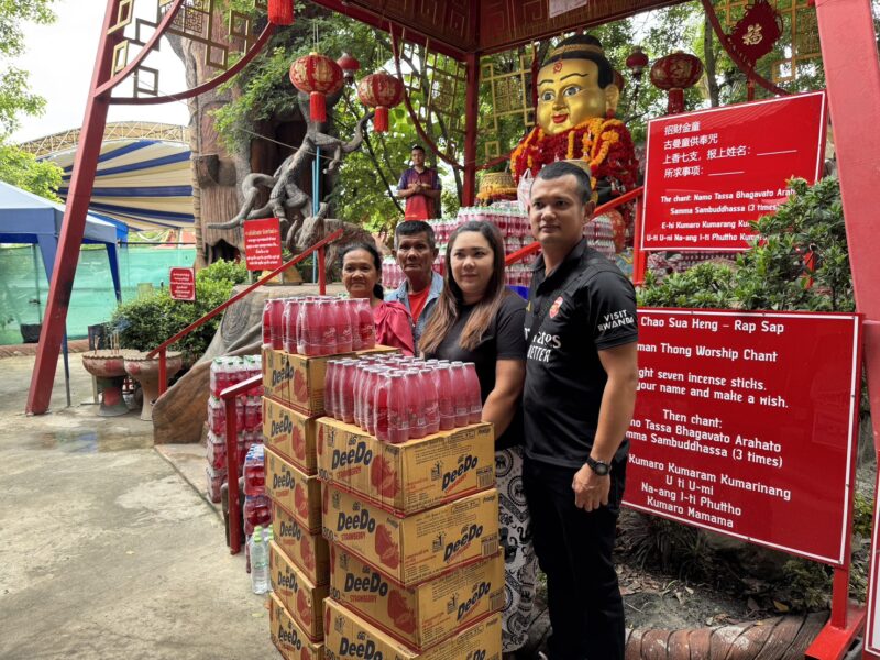 ปทุมธานี – แห่ส่องเลขเด็ดหนุ่มดวงเฮงหอบของแก้บนอาศรมฤาษีเณรหลังรับทรัพย์หลักแสน 3 งวดติด
