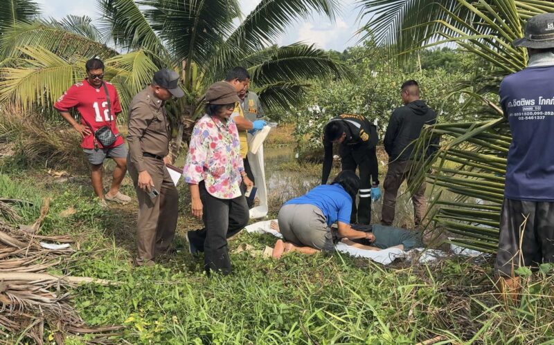 ปทุมธานี – คุณตาวัย 92 ป่วยหลงลืมพลัดตกร่องสวนดับลูกสาวหาไม่เจอจุดธูปเปิดทางก่อนพบร่าง