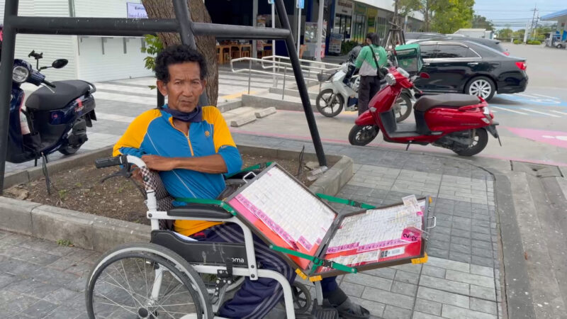 ทำได้ลงคอ!! พ่อค้าพิการวัย 63 ปี ร้องสื่อถูกคนร้ายชิงลอตเตอรี่ 46 ใบ วอนทั้งน้ำตาขอให้เอามาคืน