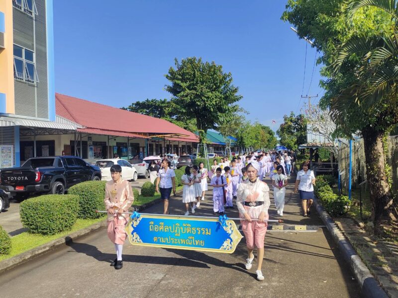 โรงเรียนยอแซฟวิทยา จัดขบวนแห่เทียนเข้าพรรษา สืบสานประเพณีไทย นำเครื่องไทยธรรมถวาย 9 วัด ปลูกฝังคุณธรรมเยาวชน