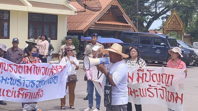 เดือด! ชาวสวนมะพร้าวกว่า 300 คน บุกอำเภอบางสะพาน จี้ยื่นคำขาดถึงเลขาฯ อย. แจงปมนำเข้าน้ำกะทิแช่แข็ง 14 ก.ค.นี้ หากไร้คำตอบ พร้อมเปิดเวทีซักถามต่อหน้าชาวสวน เผาหุ่น–โลงศพประท้วงสะเทือนเมือง