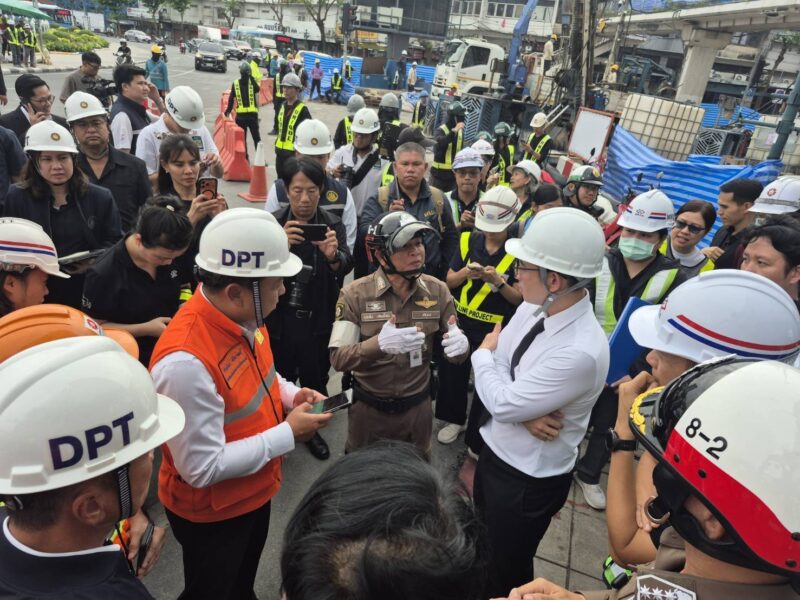รมช.มท.วรศิษฎ์ ลงพื้นที่วงเวียนใหญ่ หลังรับแจ้งถนนทรุดมีรอยร้าว หลังอุโมงค์ก่อสร้างรถไฟใต้ดินน้ำรั่ว – ปภ. เรียกรถเครื่องจักรกลสาธารณภัยเข้าสแตนด์บายหากเกิดเหตุฉุกเฉิน