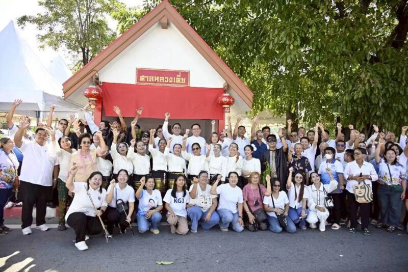 “นายอำเภอวรจักร” พร้อม “นายกไข่ ดอนหัวฬ่อ” สืบสานประเพณีทำบุญกลางบ้าน (กาคาบไข่) อนุรักษ์วัฒนธรรมท้องถิ่นไทย สร้างความรัก ความสามัคคีของคนในชุมชน