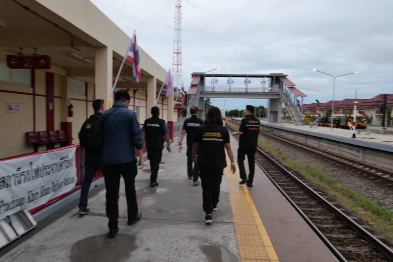 สนธิกำลังบุกตรวจรถไฟสายใต้! ยึดซากหมูป่า 250 กก.-เหล้าเถื่อน 96 ขวด มูลค่ากว่า 3.5 แสนบาท เร่งล่าขบวนการลอบขนเข้ากรุงเทพฯ