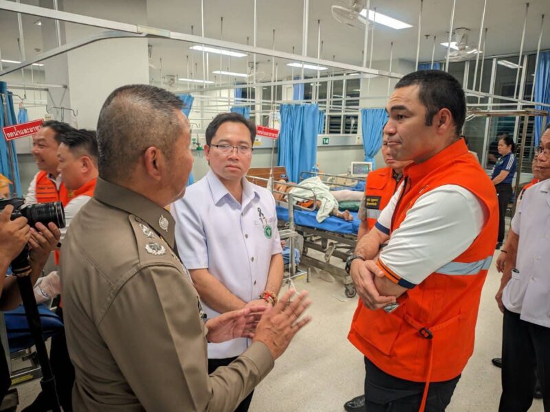 เจเศรษฐ์ ลงพื้นที่โรงพยาบาลมุกดาหาร เยี่ยมให้กำลังใจผู้บาดเจ็บเหตุรถกระบะชนคณะพระธุดงค์