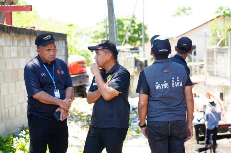 นายกเอก” ลุยเดินหน้าไม่หยุด สนองนโยบาย ผู้ว่าฯ นริศ ชลบุรี เร่งทำความสะอาดริมคลอง กำจัดสิ่งกีดขวางทางน้ำไหล รับมือฤดูฝน ดูแลความปลอดภัยและคุณภาพชีวิตประชาชน