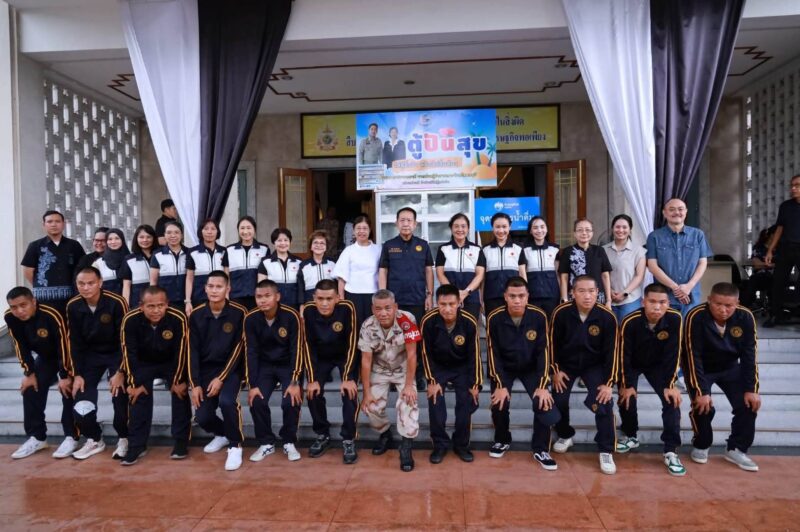 ผวจ.ชลบุรี ควงคู่ นายกเหล่ากาชาดฯ แจกของ “ตู้ปันสุข” 200 ชุด ช่วยเหลือประชาชนและผู้มีรายได้น้อย บรรเทาผลกระทบค่าครองชีพ