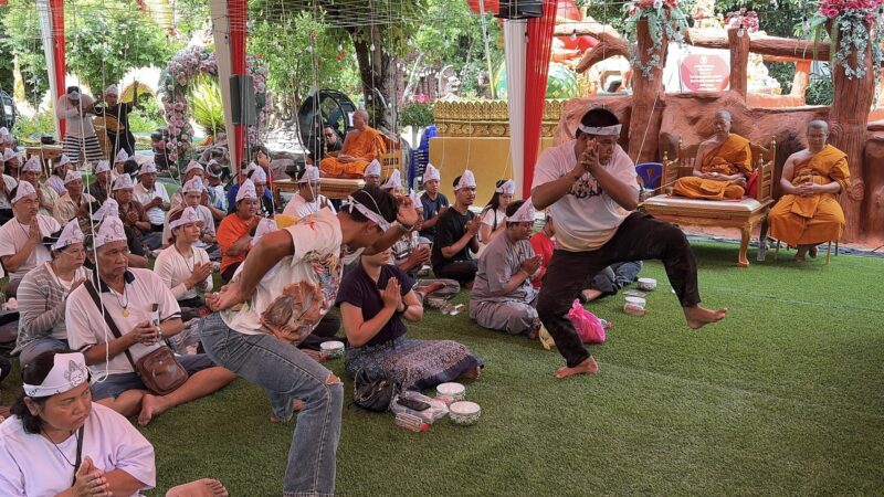 ปทุมธานีคลื่นมหาชนแห่ร่วมพิธีสวดมหาภาณยักษ์ 9 หน้าอาศรมฤาษีเณรฮือฮาของขึ้นกลางปะรำพิธี