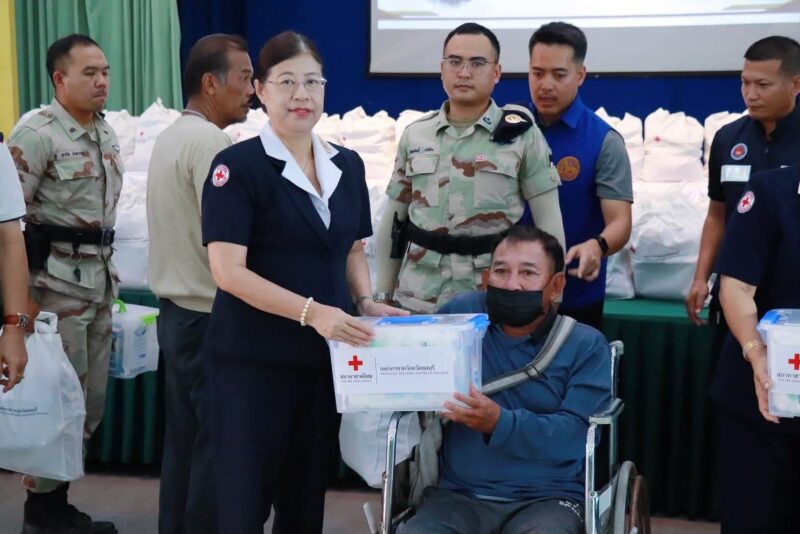 “ผู้ว่าฯ นริศ ชลบุรี” พร้อมนายกเหล่ากาชาดจังหวัดชลบุรี ลงพื้นที่มอบถุงยังชีพและอุปกรณ์ช่วยเหลือ บรรเทาความเดือดร้อนให้ประชาชนผู้ยากไร้ ผู้สูงอายุ และผู้พิการในอำเภอบ้านบึง
