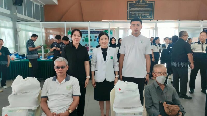 “สจ.กิ๊บ” พร้อม “นายกน้ำพุ” ร่วมเหล่ากาชาดจังหวัดชลบุรี ลงพื้นที่ส่งมอบถุงยังชีพ สร้างรอยยิ้มและเติมกำลังใจให้ประชาชน