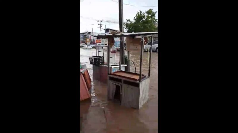 ชาวเน็ตจวกยับ! ฝนถล่มหาดใหญ่ 20 นาที ท่วมซ้ำซาก “แยกคลองหวะ” แฉต้นเหตุเสาไฟโผล่